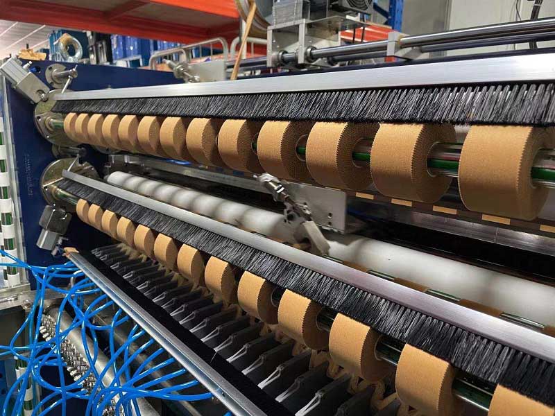 提升產(chǎn)效關(guān)鍵：運動膠帶分切機(jī)全解析